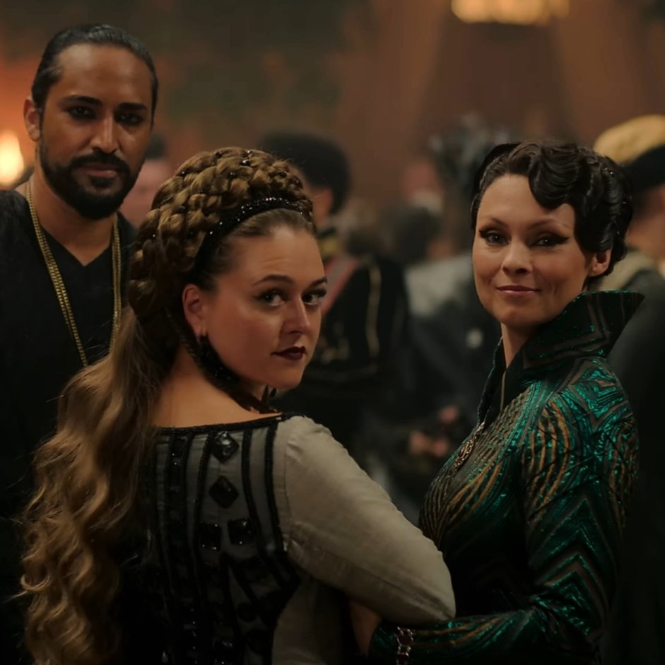 в первом сезоне ведьмака художники по костюмам ещё пытались. во втором сезоне пытались, но уже недоплачивали, и вообще непонятно зачем стараться было.

в третьем они забили и закупились в h&amp;m