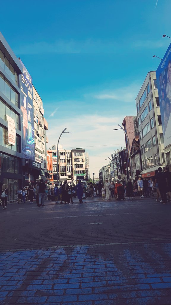 "adına yaşamak diyoruz" 
üzerine düşündüğümüzde basit gelen içinde acının,tatlının, hüznün, dünün, bugünün, anın, tüm tecrübesini var eden üç kelime..