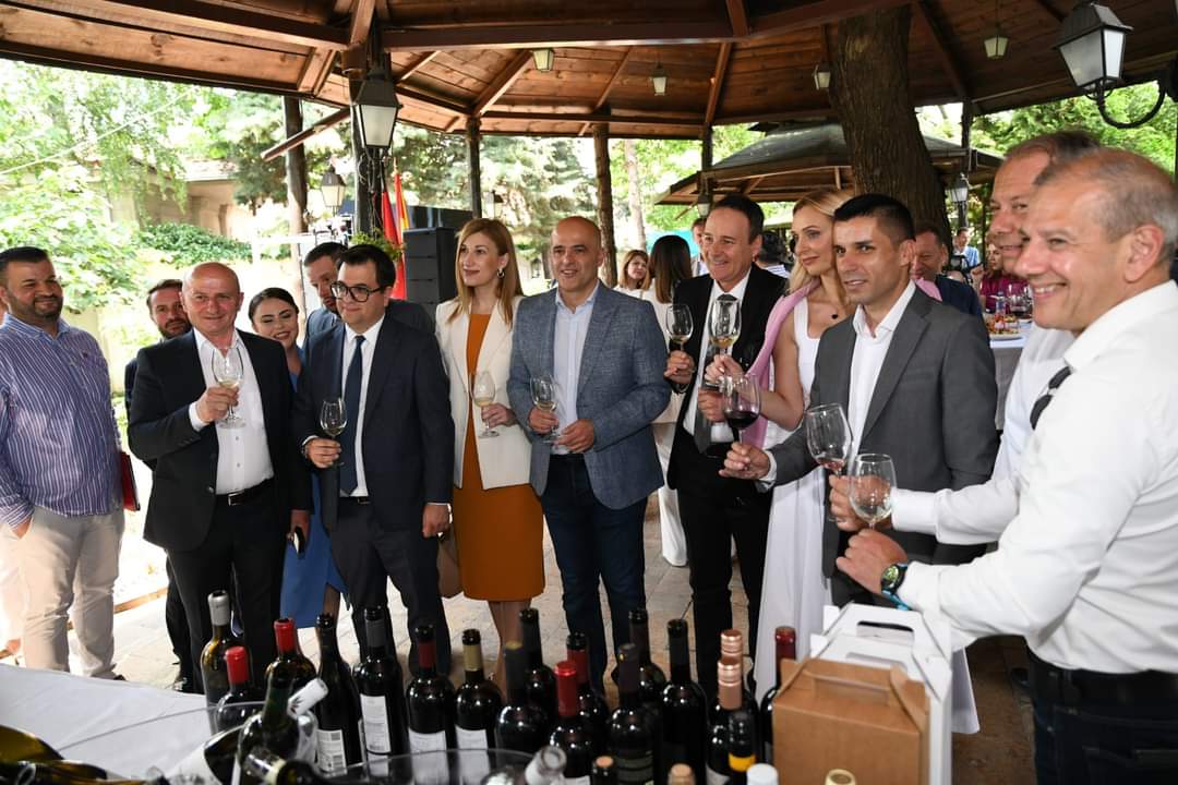 lj_nikolovski's tweet photo. 🇲🇰🇷🇸🇦🇱Визијата која ја имавме пред неколку години за тоа како треба да функционира Балканот денес е наша успешна приказна. #WineVision е наш заеднички успех, со кој сите се гордееме и кој претставува пример за сплотеност, соработка и добрососедски односи. https://t.co/ae7np730r8