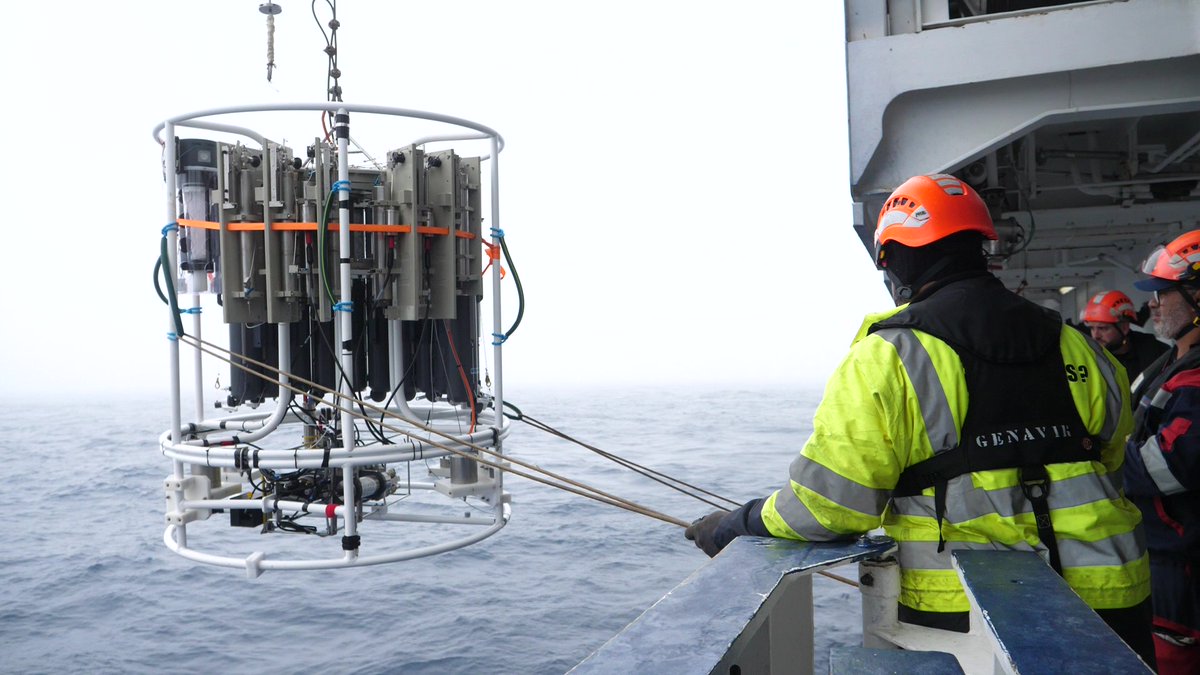 A bord du Pourquoi Pas? 🚢 | Déploiement de la rosette CTD ! Descente à -4000m équipée de bouteilles niskin, bouteilles hyperbares et filets deepnet!
#CNRSocean

📷 <a href="/Melvak_/">🐬 Melvak 🐬</a>
