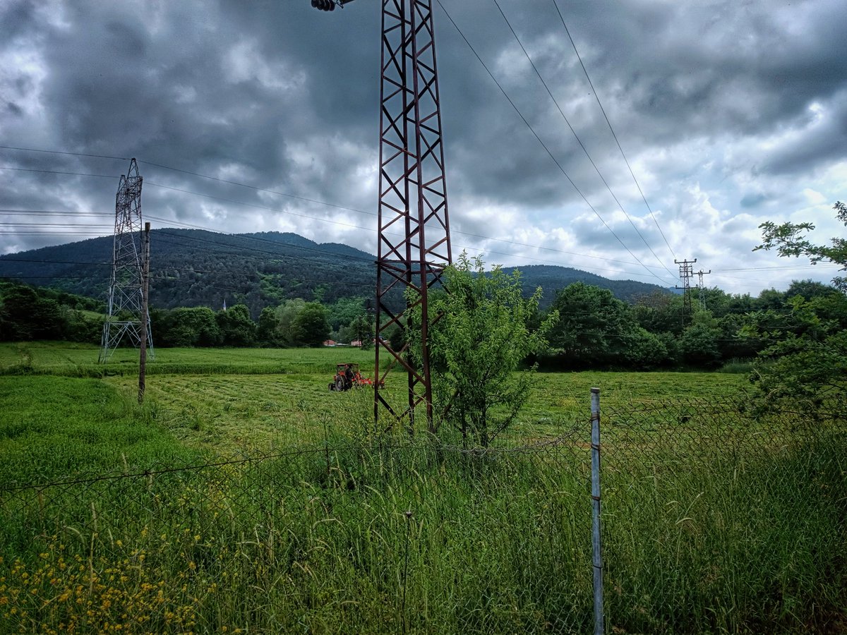 Aylar tepe, yıllar dağ zincirleri
Zirveler aşarsın haberin olmaz.
Dur-durak bilmeden doğuştan beri
Mezara koşarsın haberin olmaz.