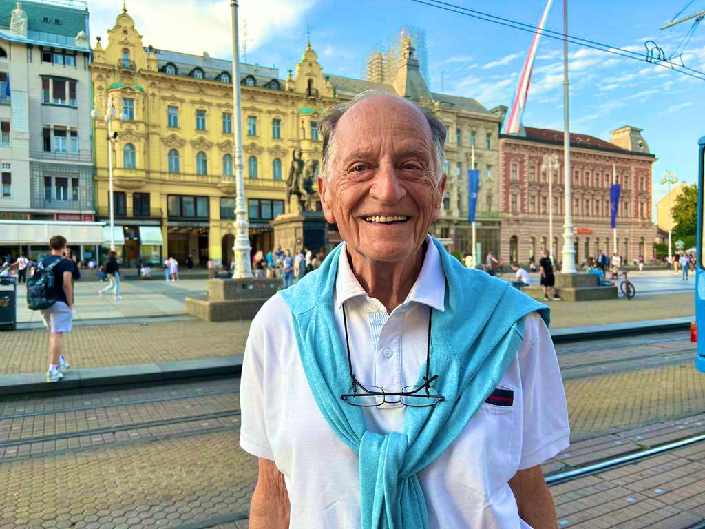 MeriEchenique's tweet photo. Mi abuelo no quería irse de viaje porque decía le daba miedo por estar grande y ahí está, con la sonrisa enorme 🫶🏼✨ https://t.co/f8Wv7EQiJZ