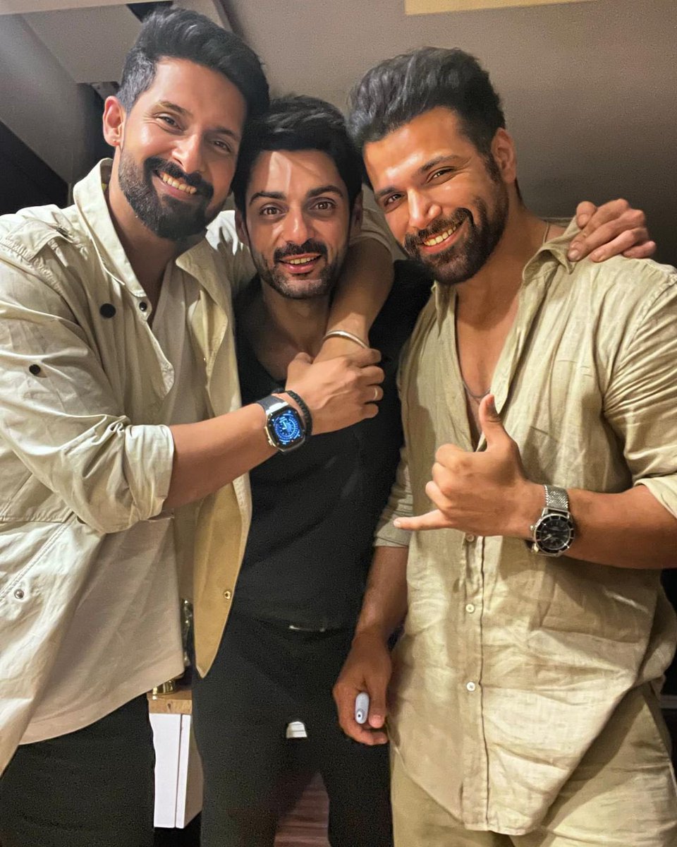 Does it ever drives you crazy, just how fast the night changes ❤️
But somethings never change, that is this Trio! 💕
____
#RaviDubey #RavieDubey #RithvikDhanjani #KaranWahi