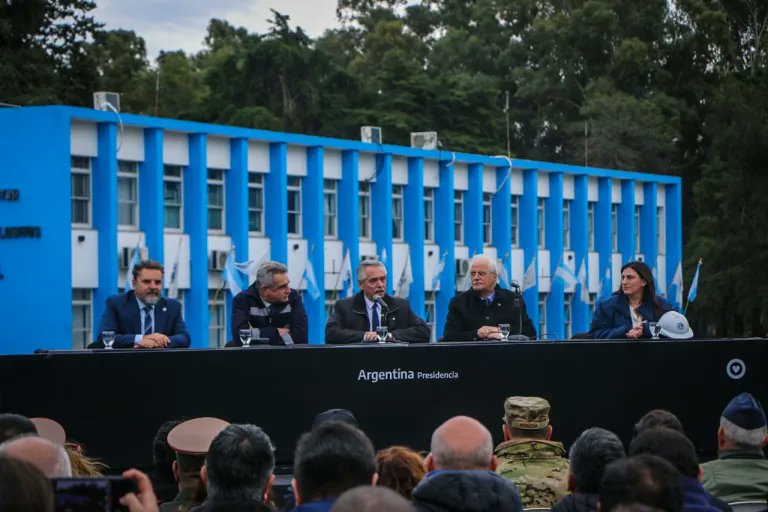 CTAABuenosAires's tweet photo. 🏭🇦🇷 #FANAZUL: hito de lucha y triunfo popular.
La CTA Autónoma presente en la reapertura de la fábrica militar de pólvora y explosivos cerrada por el macrismo.
https://t.co/LhTVaKskoN https://t.co/l55q6QwDKW