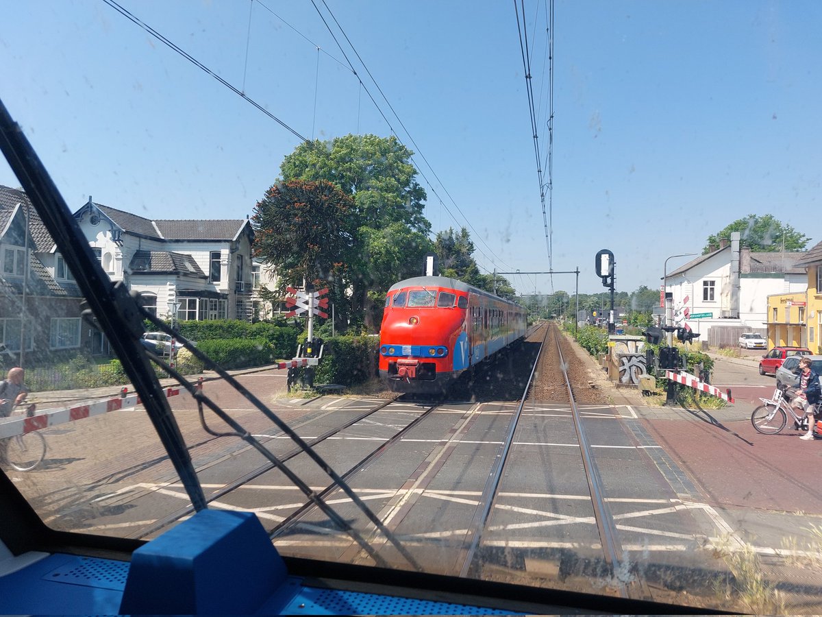 Gisteren onderweg naar Arnhem kwamen we deze knalrode trein tegen bij Velp. #deksel #treinleven