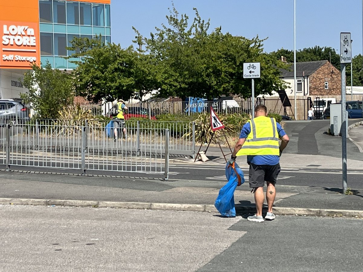 Great to see some of our @Offload_RL team who are doing a litter pick outside the Stadium today @LitterNetworks @WarringtonBC @SBroomhead