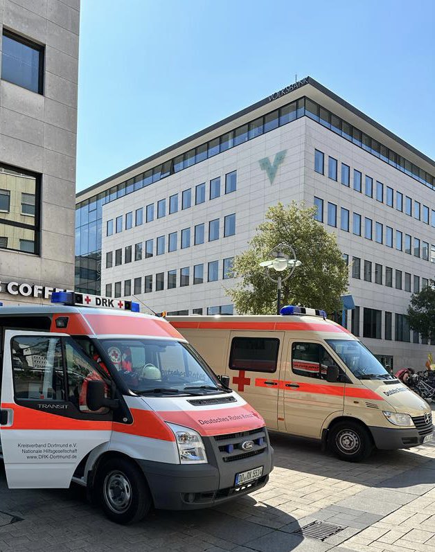 Viele verschiedene Chöre treten heute beim „Fest der Chöre“ in der #dortmund|er Innenstadt auf 🎶  Die #Ehrenamt|lichen des #drk  sind auch vor Ort. Den Gesang überlassen wir den Profis, im Sanitätswachdienst sind wir jederzeit für euch da!