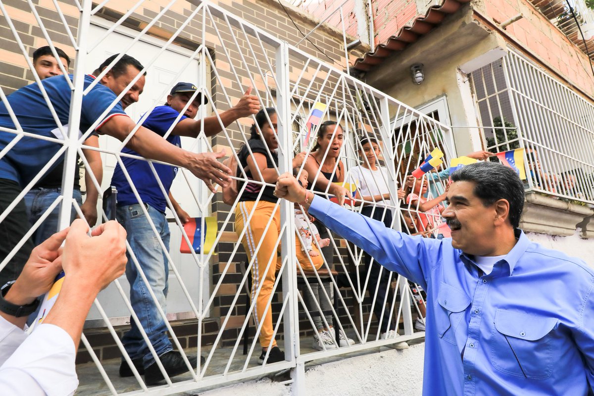 NicolasMaduro's tweet image. El camino de la construcción del Poder Comunal tiene una carga histórica revolucionaria, es el legado de Chávez, son las Comunas con un poderoso arraigo popular, con capacidad de movilización y de construcción del Socialismo en lo territorial, y estamos obligados a elevarlo a su…