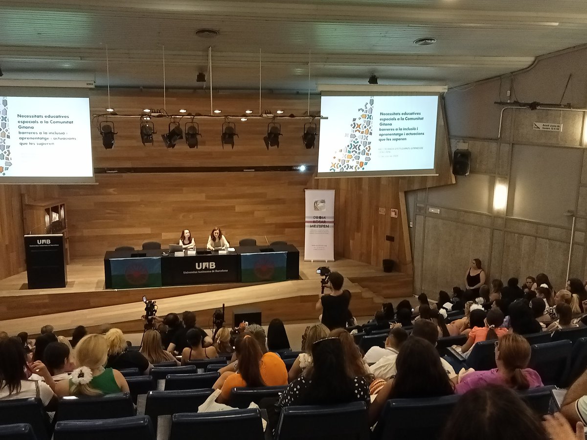 MimarRamis's tweet photo. Sala plena de dones i nenes gitanes compartint aquest espai de debat i aprenentatge. Ara Dra. Molina sobre barreres a l'aprenentatge i #NEE de la població gitana #dromkotar23 #23trobada Gràcies @DromKotar https://t.co/WlXbyYAgll