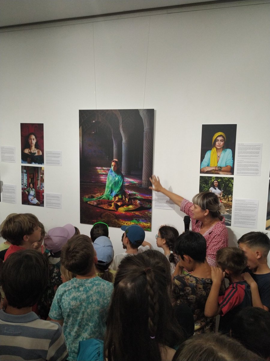 Good evening! Today I had the honor to know photographer Mihaela Noroc, author of The Atlas of Beauty. She was at the opening of her photo exhibition in Sibiu. Pls go check her works, and look inside the book: tinyurl.com/436wayxs
I love this project 🧡