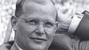 DIETRICH BONHOEFFER:
Dio deve essere riconosciuto al centro della vita. Dio vuole essere riconosciuto nella vita, e non anzitutto nel morire; nella salute e nella forza, e non anzitutto nella sofferenza; nell'agire, e non anzitutto nel peccato.