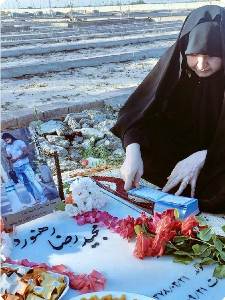 Dokhi_sag's tweet photo. میخوام راجب این عکسی که از مادر #مجیدرضا_رهنورد منتشر شده و یک عده احمق بهش توهین کردن صحبت کنم.

حتما وقت بذارید و بخونید👇 https://t.co/222Qn57QBY