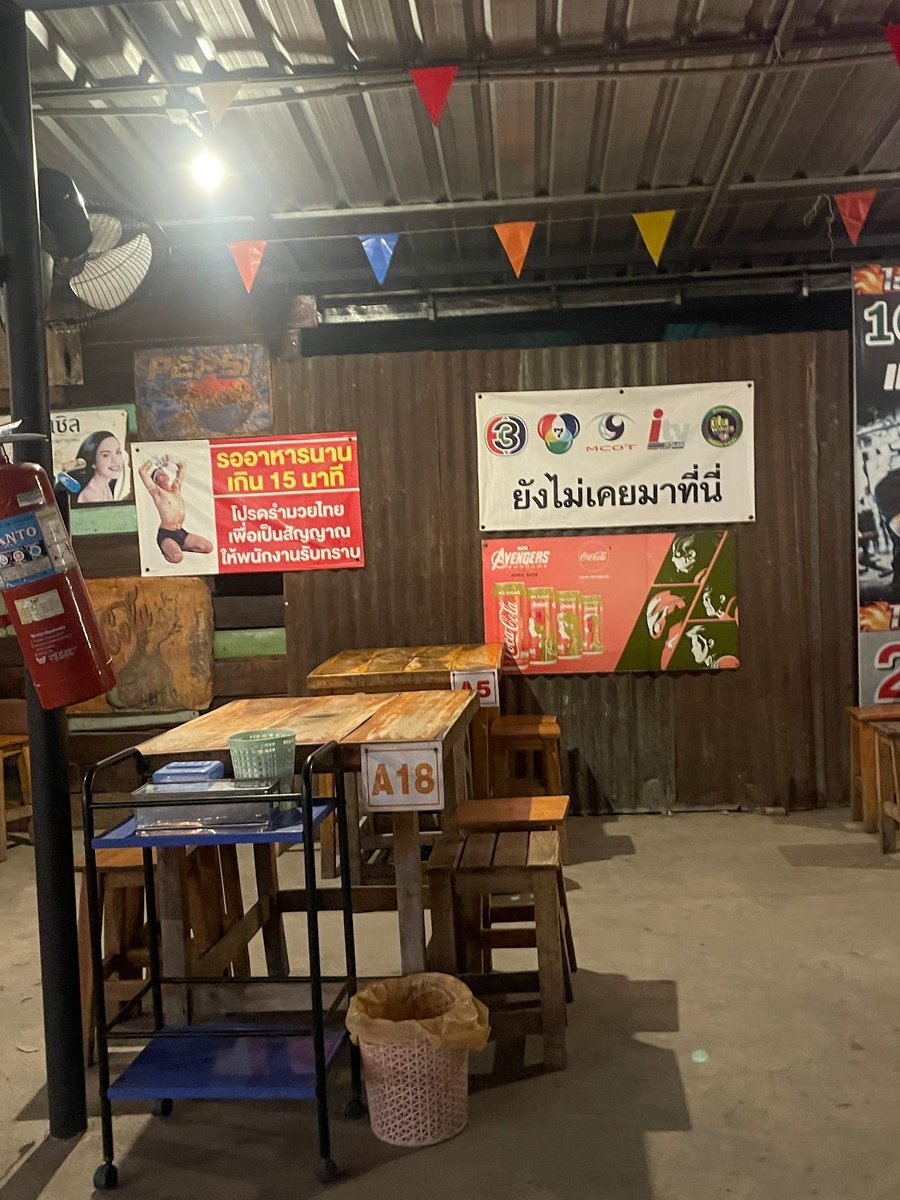 9tana's tweet photo. ร้านอื่นๆ จะโฆษณาว่า มีทีวีช่องไหนมาถ่ายรายการแล้วบ้าง แต่ร้านนี้... 🤣 https://t.co/tAA8DGP4eg