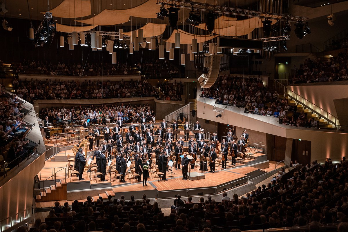 Casa_Ricordi's tweet photo. The @BerlinPhil and #KirillPetrenko left us speechless with two Ricordi world premieres in one concert: #LisaStreich's "ISHJÄRTA" and #JuliaWolfe's "Pretty". Don't miss out on tonight's live stream at the Digital Concert Hall 📺https://t.co/O79NkCEdCB 📷Stephan Rabold/@BerlinPhil https://t.co/HyydxE4SR3