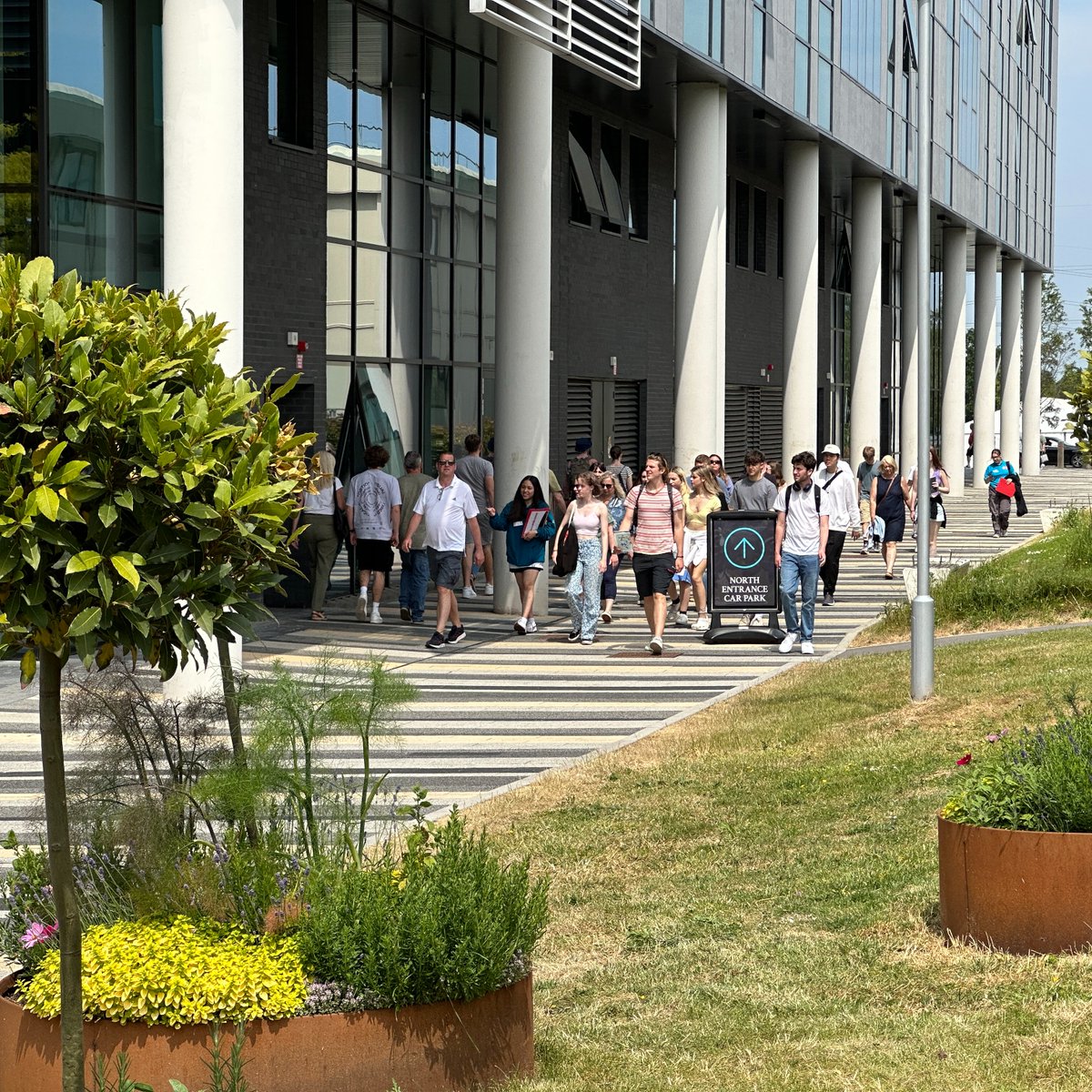 UWEBristol's tweet photo. 👋 Thank you very much to everyone who attended our #UWEOpenDay today!

We hope you've had a productive day exploring our campuses in the sunshine ☀️

Have you found just the right course for you? Here's what to do next 👉https://t.co/ky6bG0L1ys https://t.co/byvrobc9Nu