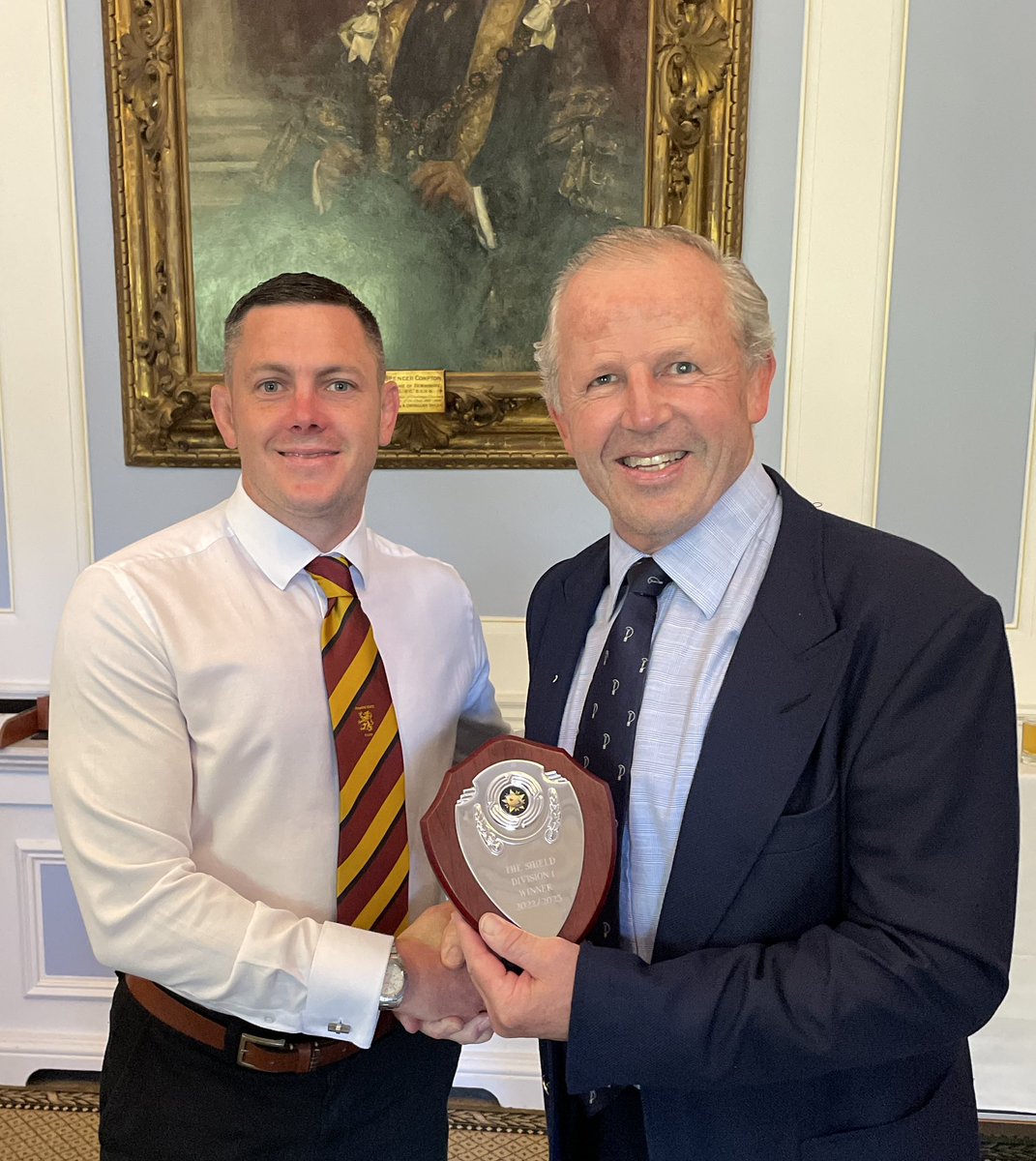 AmpthillRufc's tweet photo. 𝕊𝕚𝕝𝕧𝕖𝕣𝕨𝕒𝕣𝕖 𝕗𝕠𝕣 𝟙𝟠𝟠𝟙𝕤

1881 Captain Gavin Williams and Team Manager Steve Everitt attended the Halbro-Raging Bull Shield awards evening at the East India Club and collected the league shield from patron, ex-All Blacks captain and World Cup winner Sean Fitzpatrick https://t.co/BIyBYXkCdh