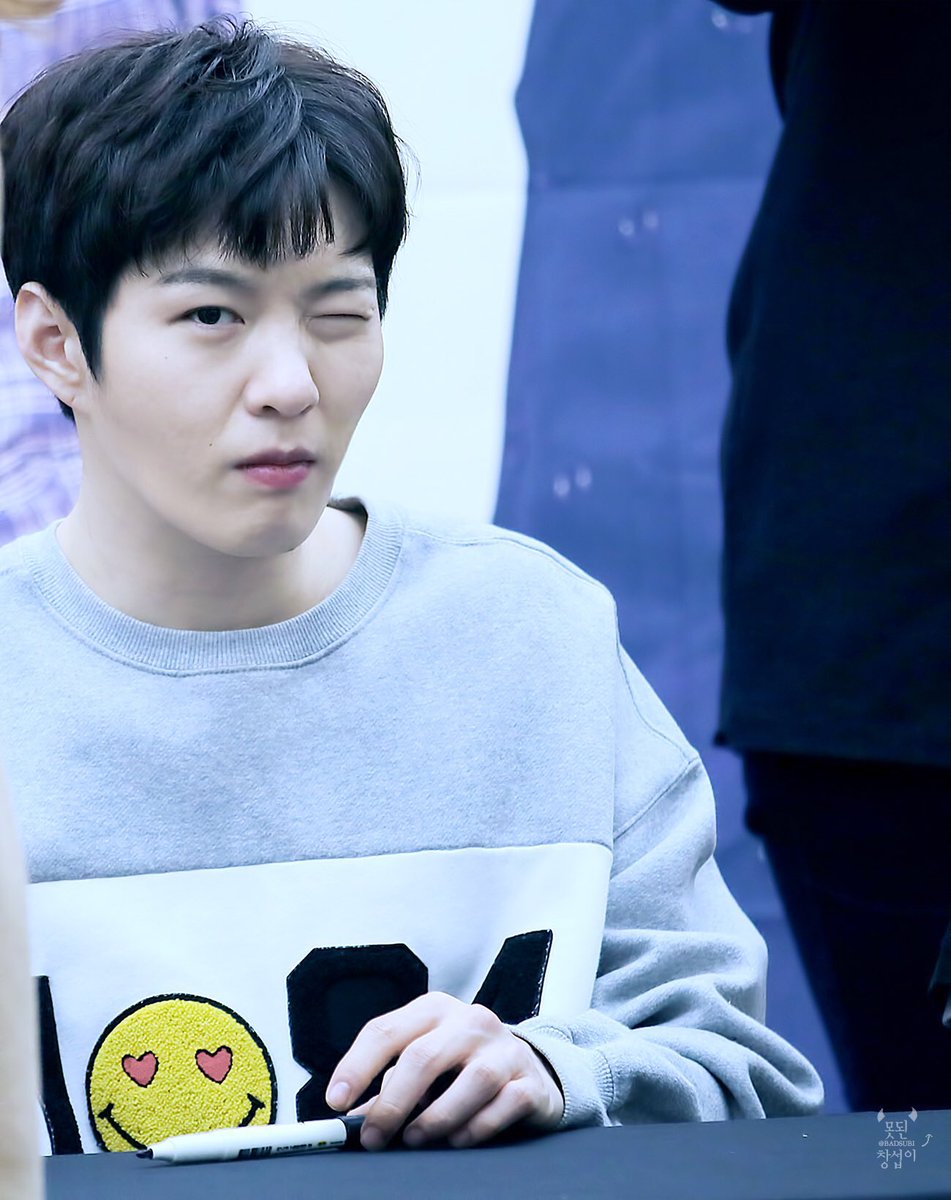 윙크하는거 모아봅시다,,