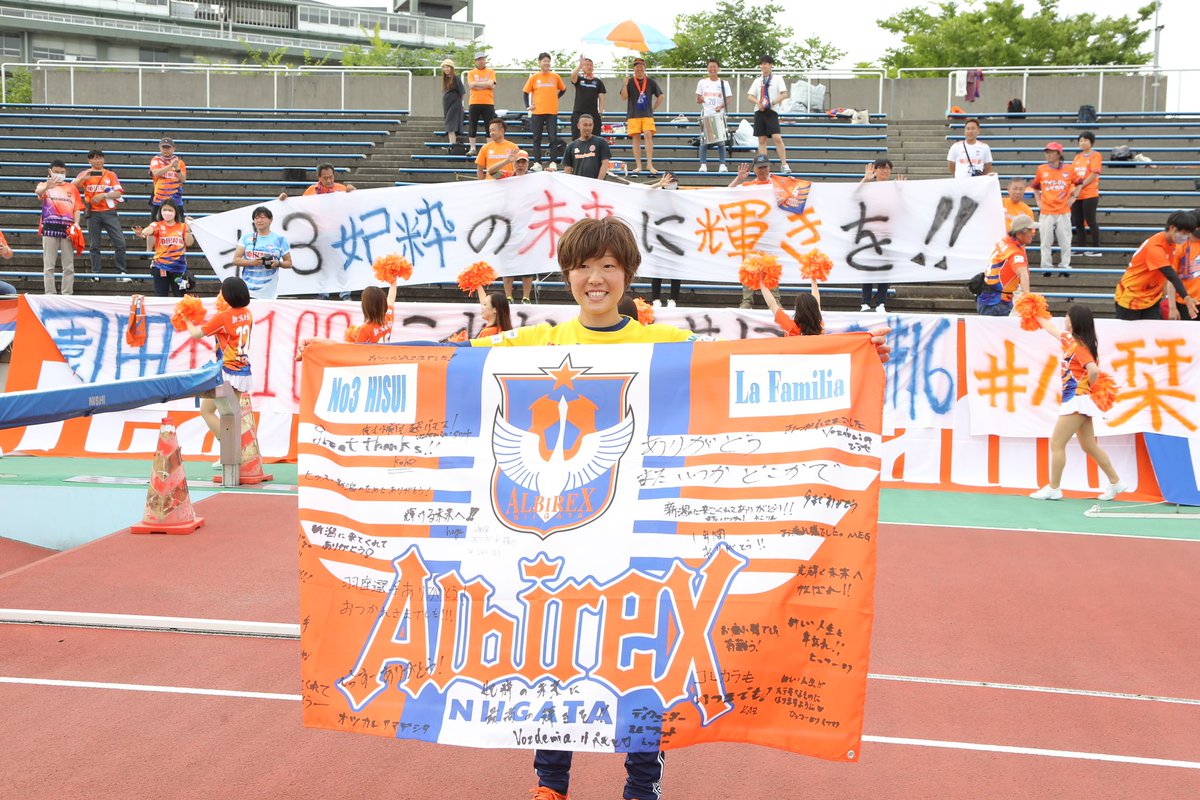 albirexL's tweet photo. ／
special thanks 💐💐
＼

本日、#羽座妃粋 選手の引退セレモニーを行いました✨

現役生活、本当にお疲れさまでした👏
最後の1年を新潟でともに闘えたことを嬉しく思います🦢🧡💙

新たな人生も幸多き日々でありますように🍀

#albirexL #albirex #WEリーグ https://t.co/JZOeTMdzDR