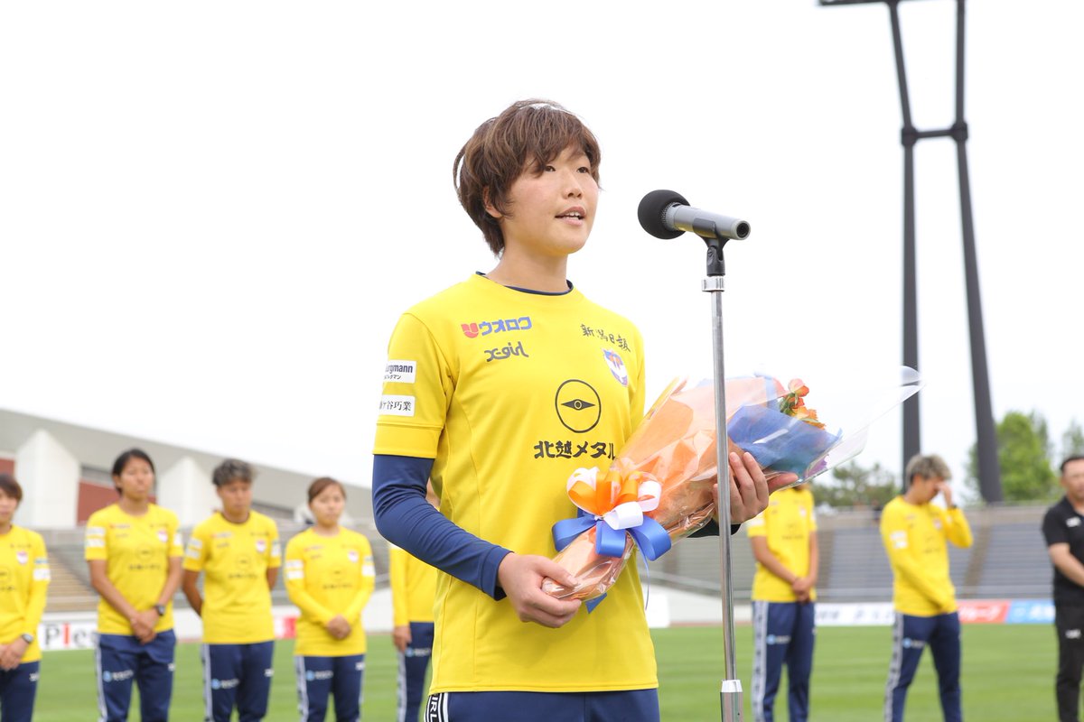 albirexL's tweet photo. ／
special thanks 💐💐
＼

本日、#羽座妃粋 選手の引退セレモニーを行いました✨

現役生活、本当にお疲れさまでした👏
最後の1年を新潟でともに闘えたことを嬉しく思います🦢🧡💙

新たな人生も幸多き日々でありますように🍀

#albirexL #albirex #WEリーグ https://t.co/JZOeTMdzDR