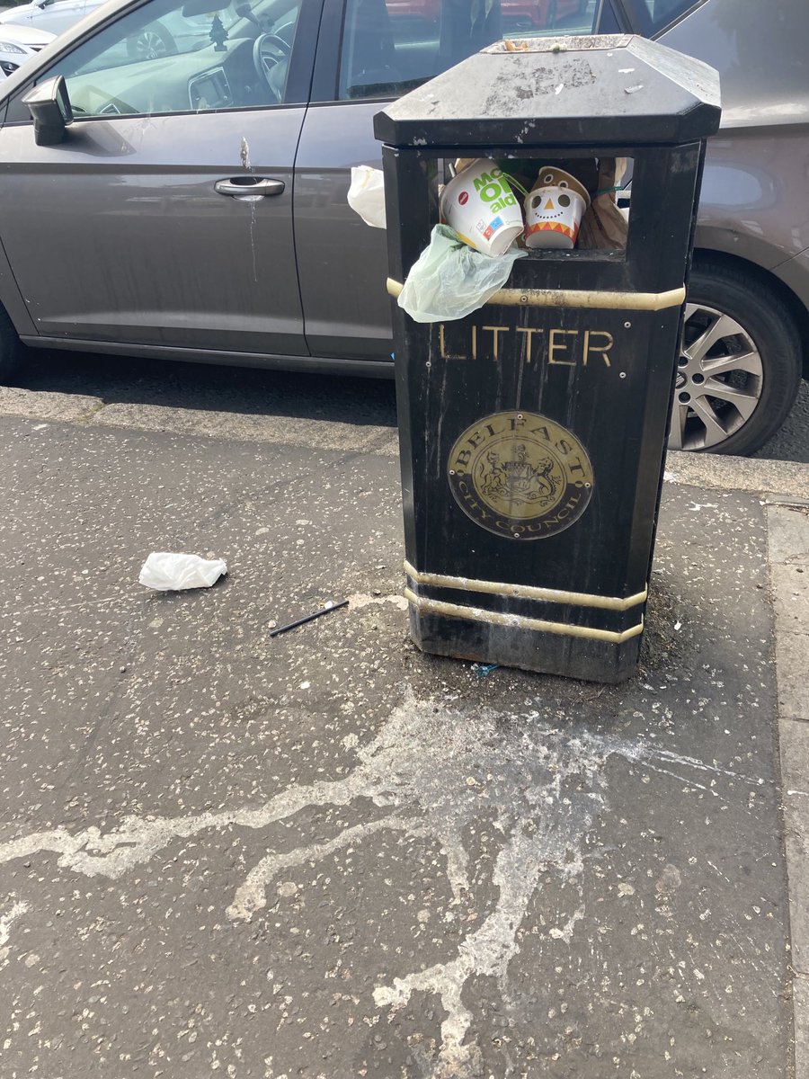 Think it’s time to empty this bin on the Cavehill Road and get the sweeper out ⁦@belfastcc⁩ ⁦@WorksCoffee18⁩ ⁦@pcarlin70⁩ ⁦@CarlJWhyte⁩ #NotGoodEnough #litter