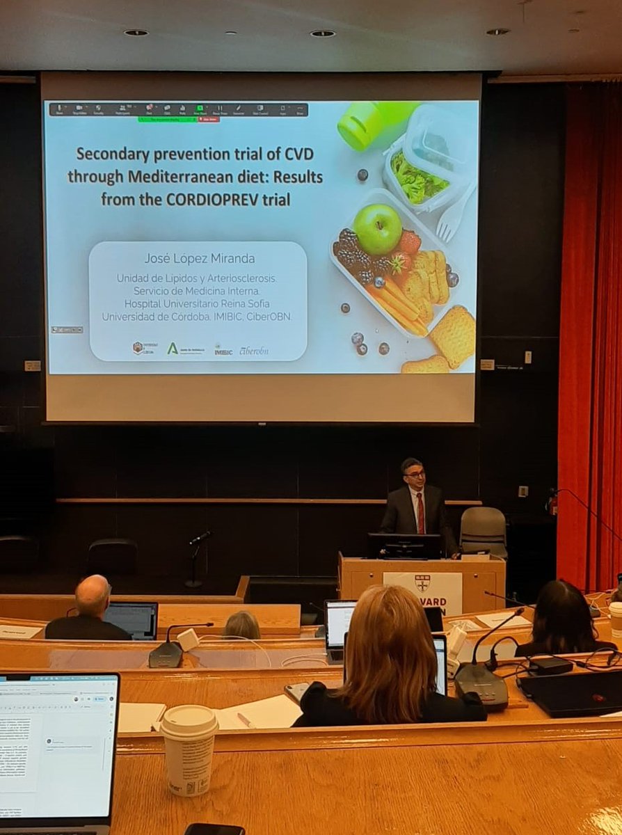 jlopezmir's tweet photo. Presentando los resultados del Estudio CORDIOPREV en Harvard University. Enhorabuena a todos los miembros del CORDIOPREV TEAM de la Unidad de Lípidos y Arteriosclerosis del @InternaHURS, @HUReinaSofia, @Univcordoba, @nymslab,  @IMIBIC, @CIBER_OBN, @Sociedad_SEMI, @sea_es. https://t.co/gUPAChG9v4