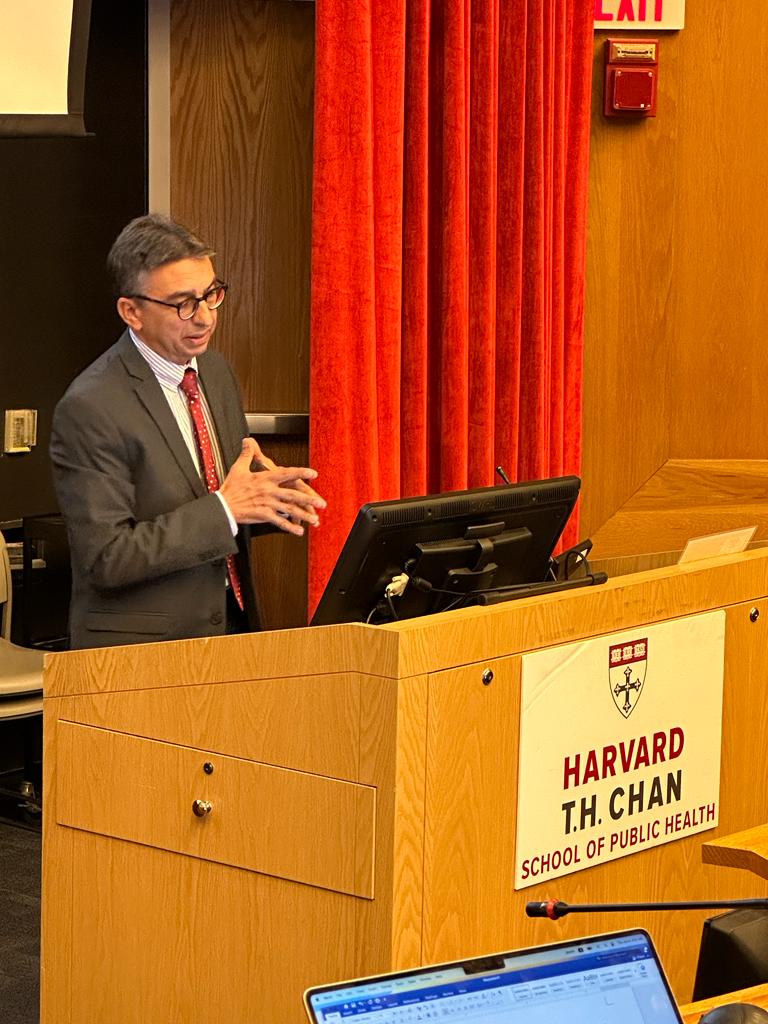 jlopezmir's tweet photo. Presentando los resultados del Estudio CORDIOPREV en Harvard University. Enhorabuena a todos los miembros del CORDIOPREV TEAM de la Unidad de Lípidos y Arteriosclerosis del @InternaHURS, @HUReinaSofia, @Univcordoba, @nymslab,  @IMIBIC, @CIBER_OBN, @Sociedad_SEMI, @sea_es. https://t.co/gUPAChG9v4