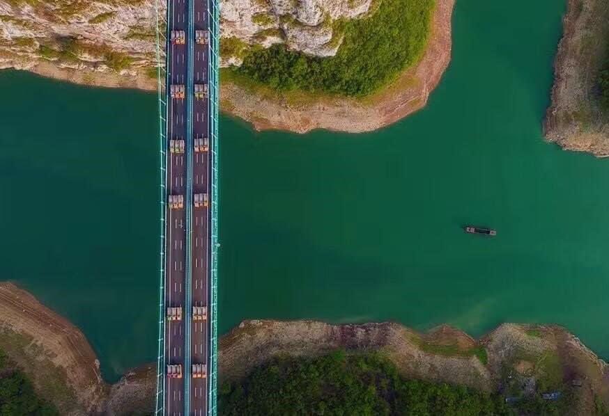 Descubre_China's tweet photo. 📍 Puente sobre el río Jinfeng Wujiang, #Guizhou, China 🇨🇳 🌉
Ganó el premio de oro de la estructura de acero de ingeniería de construcción de #China .Se extiende 650 mt y muestra su impresionante diseño y técnicas de construcción.
Fuente : China Hoy
#Rio #Jinfeng #Wujiang https://t.co/L3hkBgB4N0