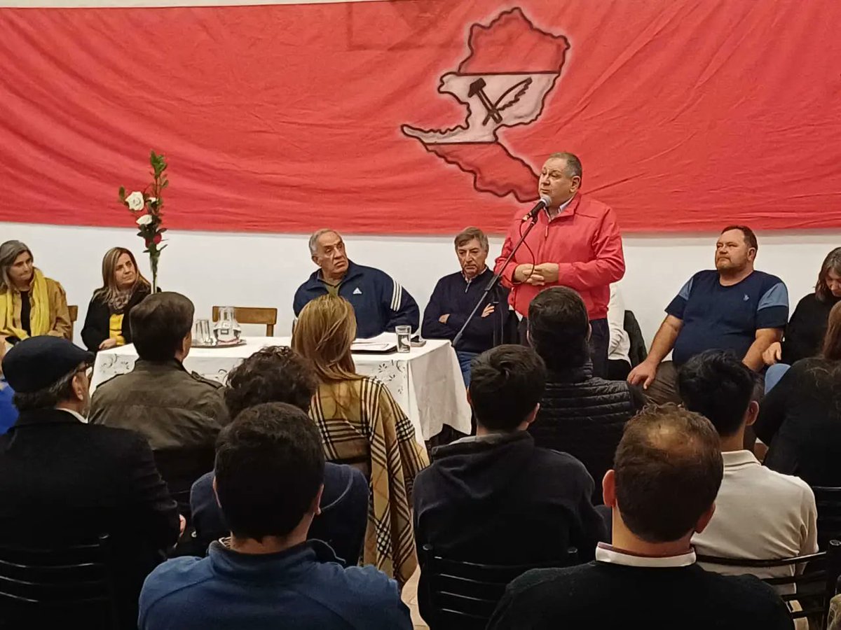 fabianrogelER's tweet photo. Invitado por las autoridades que ganaron el Comité de la ciudad de Gualeguay estuve anoche acompañando a Carolina Repetto, que asumió la conducción del partido por el voto de los afiliados. 
https://t.co/9u1Ra3HSm7 https://t.co/ME3hkfXQA6