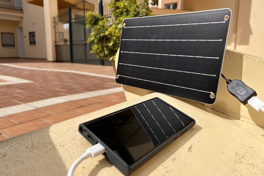 xataka's tweet image. Me he comprado un cargador solar de menos de 20 euros. Es el mejor complemento para el verano xataka.com/p/285807