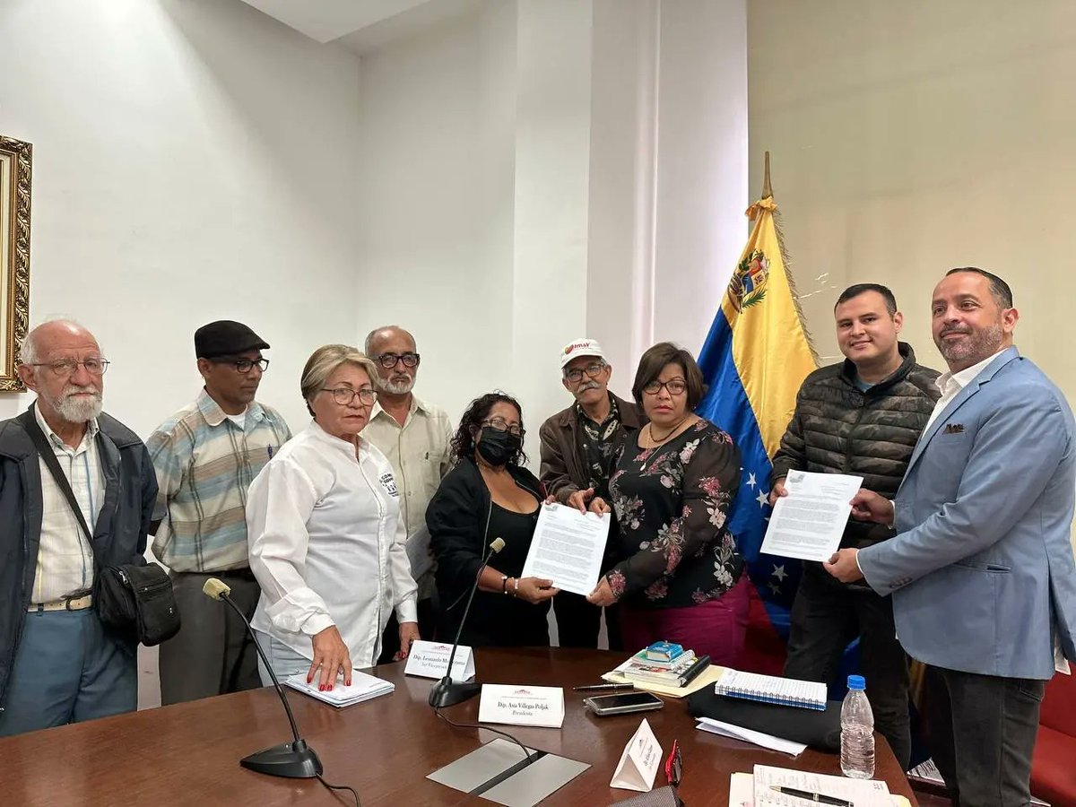 AsiaVillegasP's tweet photo. Fue un honor recibir a este sector tan importante del país, porque es un movimiento de lucha que expresó a viva voz sus peticiones concretas.
@asamblea_ven
@jorgerpsuv_
@nicolasmaduro
@dcabellor
#asambleanacional #pensionados #pensionadas #trabajadoresytrabajadoras https://t.co/434oVJKL7k