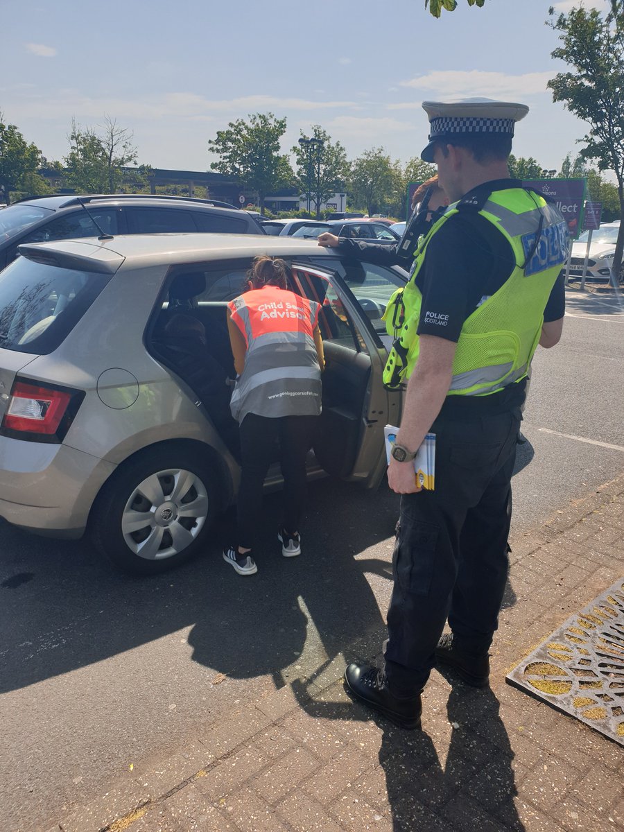 #CDivRP at Morrisons Stirling today with partners from @GoodEggSafety.

23 drivers spoken with: 
- 8 child seats fitted correctly
- 15 fitted incorrectly, or not fitted at all

ow.ly/uyxQ50OL1I3 for advice, the law and safety tips.

#BuckleUpInTheBack
#KeepingPeopleSafe