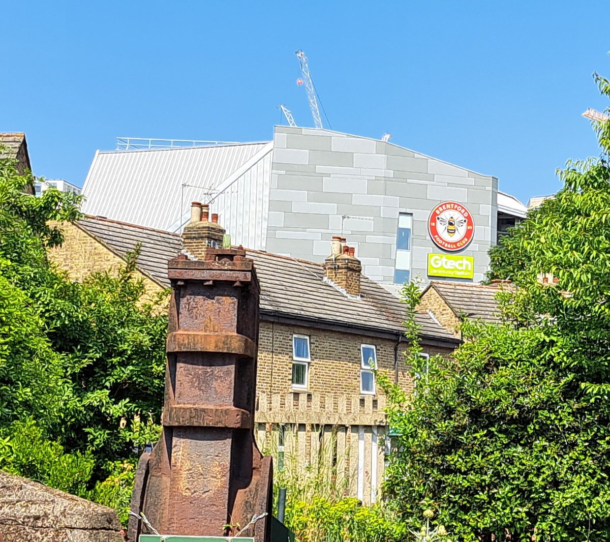 Saturday, 3pm, I was drawn back to Brentford. This week for the excellent @Sunny_Day_Photo Appreciation Day of the 2022/3 season. Good to meet @BeesUnited too, at the @waterandsteam museum.