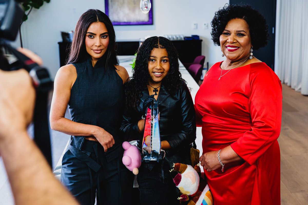 AliceMarieFree's tweet photo. I reunited with my war angel @KimKardashian and honored her with the @ActionForGood_ #ChampionOfJustice Award. So many of my dear friends and loved ones came from all over to celebrate #FiveYearsFree including @terrycrews @rebeccakcrews and the one and only @theshawnholley. https://t.co/AwYMs6381J