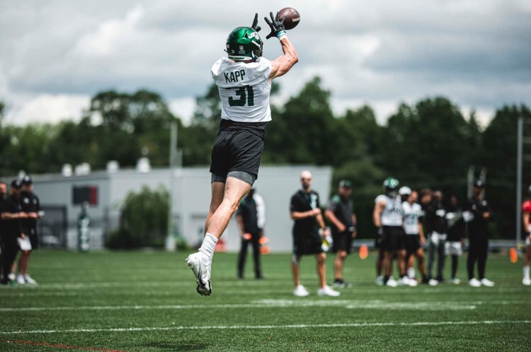 BoyGreen25's tweet photo. .@ZackBlatt highlighted undrafted rookie WR Jerome Kapp (@JeromeKapp85) who made the team via tryout in rookie minicamp, ‘leading contender for training camp darling’ 👀 📸 @nyjets #TakeFlight @KUBearsFootball LINK: https://t.co/RLWKfnO6C5 https://t.co/BTWJjVHDHL