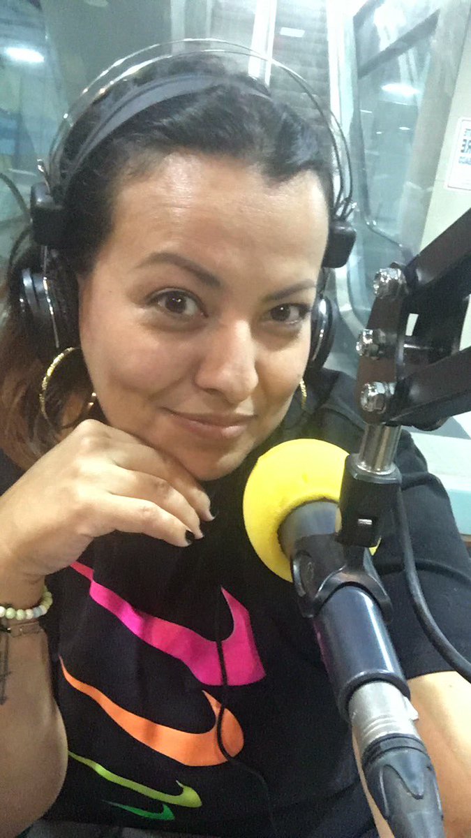 Tevefilia's tweet photo. Una gente cansada del training de hoy en #CenitFitness pero dándolo todo en #enfoca2. Así que pongan @laromantica889 🎙 https://t.co/E0VBdnr32X