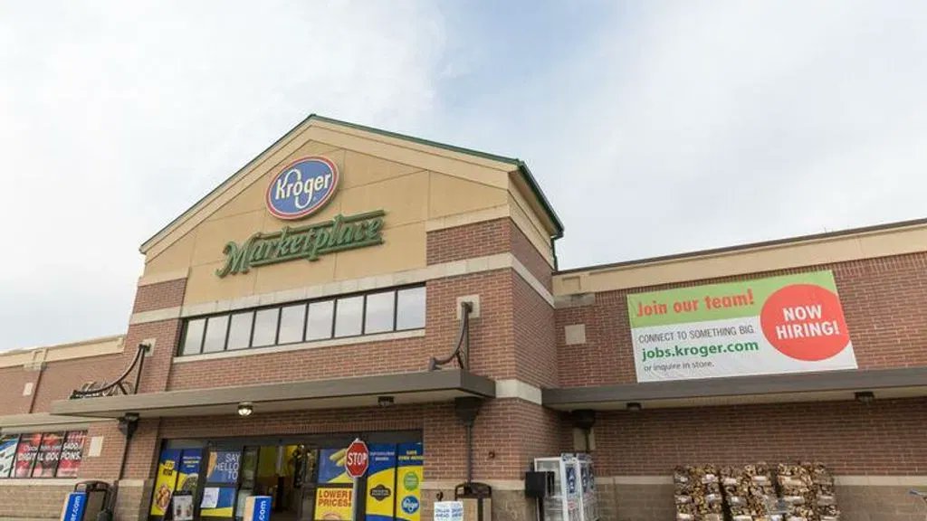 #BREAKING  

Multiple Kroger stores in Northern Kentucky evacuated due to bomb threats: tinyurl.com/bdzxbzhj