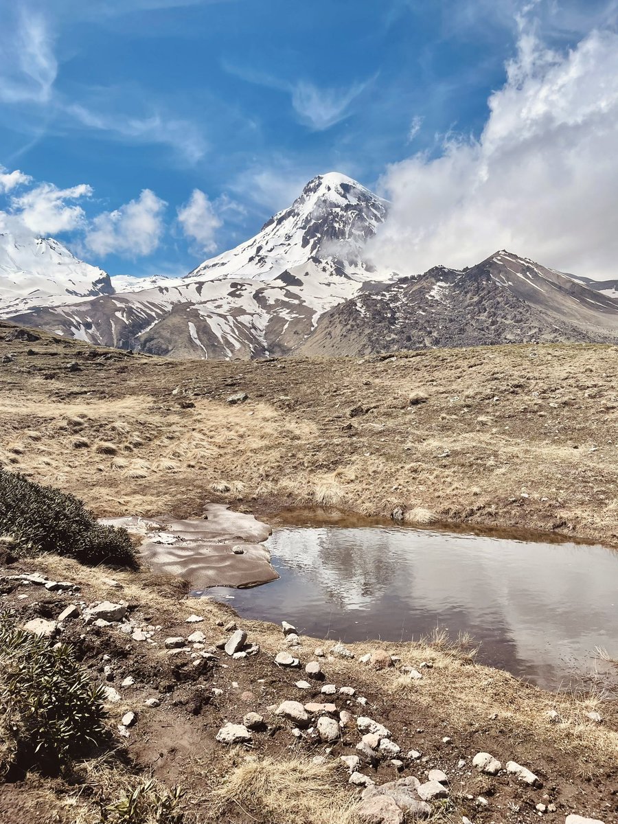 sonjaschiffers's tweet photo. Another breathtaking (this time quite literally 🙃) weekend in the #Stepantsminda area. We didn’t climb Mount #Kazbek but came quite close, crossing what’s left of #Gergeti #glacier to the 3650m Bethlemi Hut. And the 3050m #Altihut is a highlight! 🏔️🇬🇪 https://t.co/rt3bZeSsll