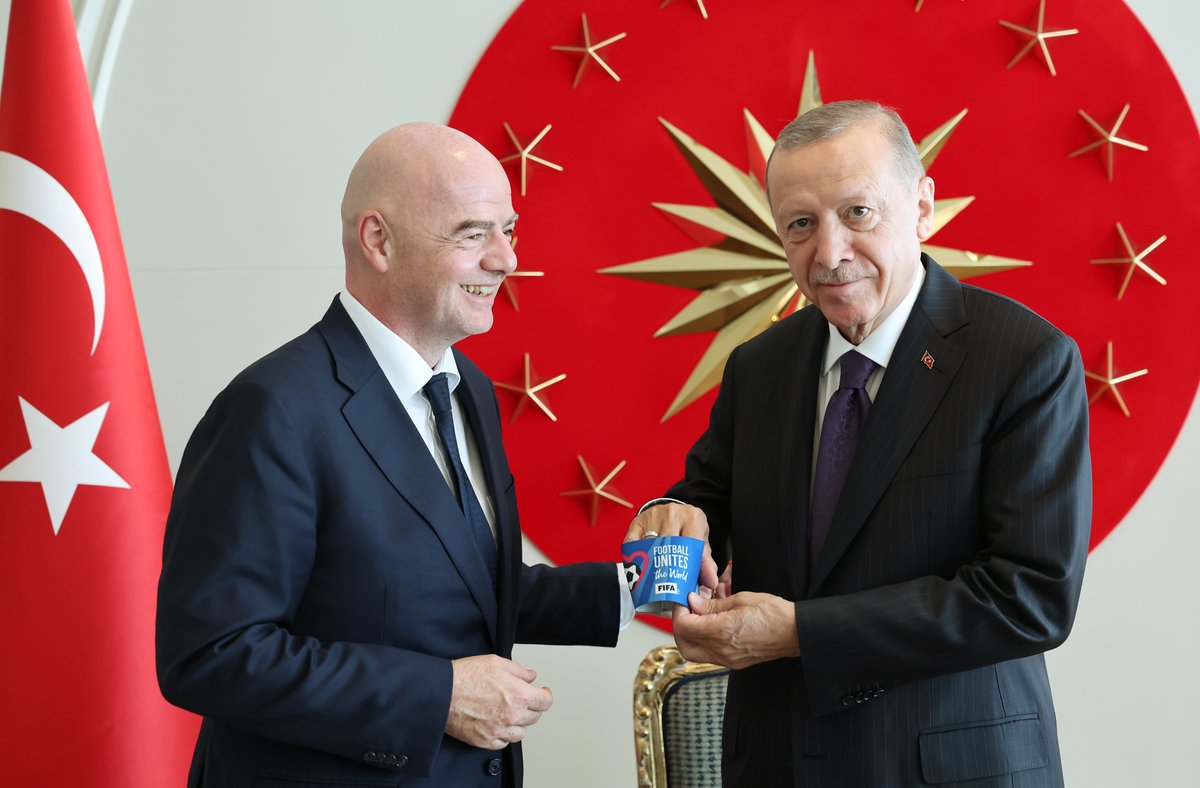 Akparti's tweet photo. Cumhurbaşkanımız Recep Tayyip Erdoğan, FIFA Başkanı Gianni Infantino'yu kabul etti. https://t.co/5VnW0g6nVE