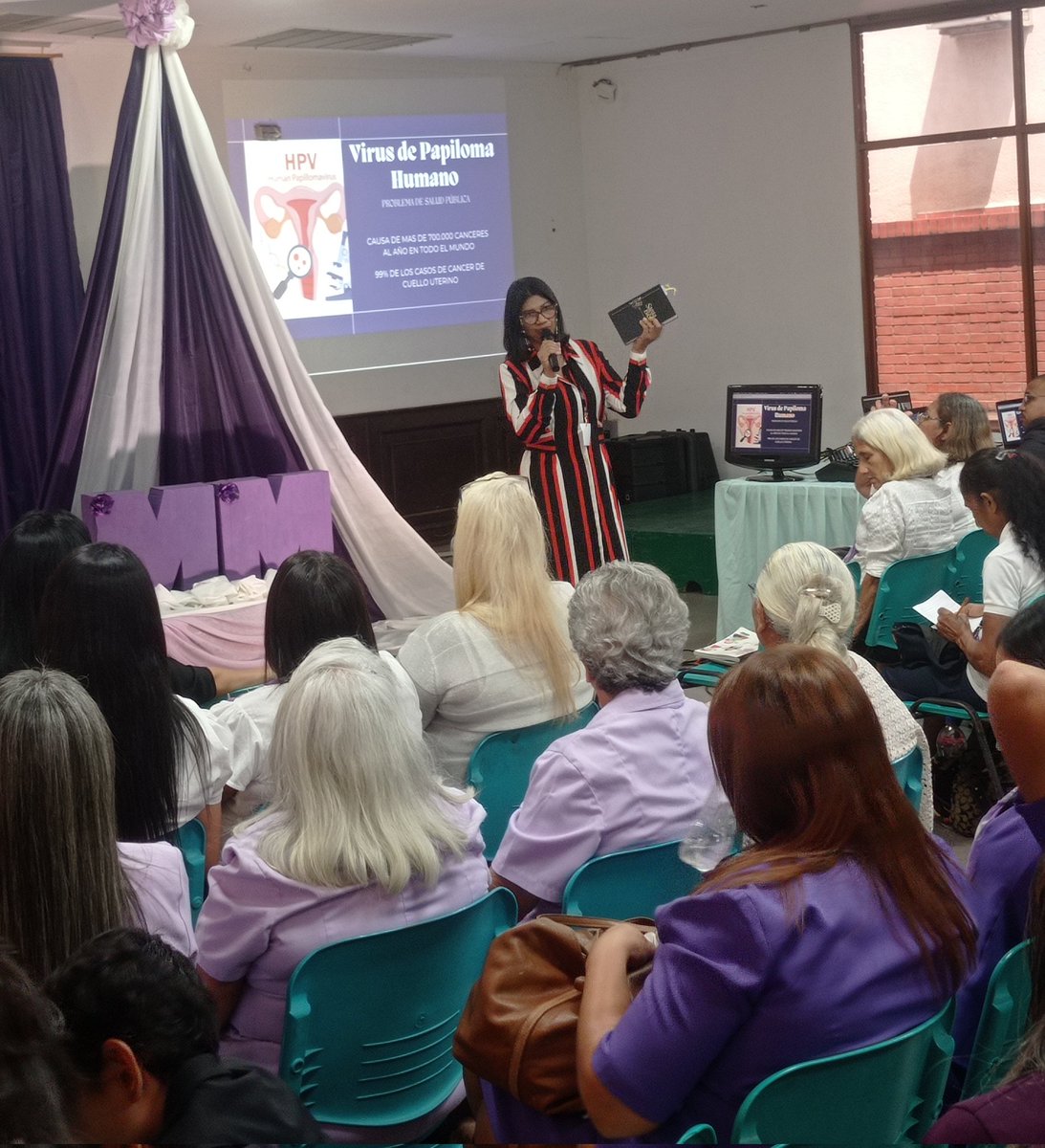 La doctora Ruth González desarrolla las diferentes etapas del desarrollo de la mujer durante El Congreso del Ministerio de la Mujer de Centro Sur