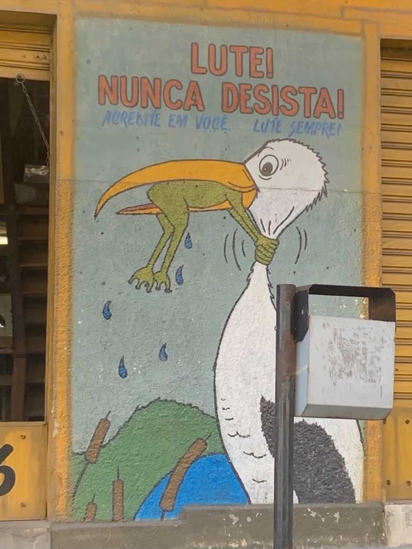 handpaintedbr's tweet photo. Esse desenho motivacional da garça com o sapo pode ser encontrado em diferentes lugares do BR.  Já viu um? Manda pra cá . Esse é em Belo Horizonte, MG. Foto: https://t.co/LPpcJgZVoQ https://t.co/g5pJWjxTRM