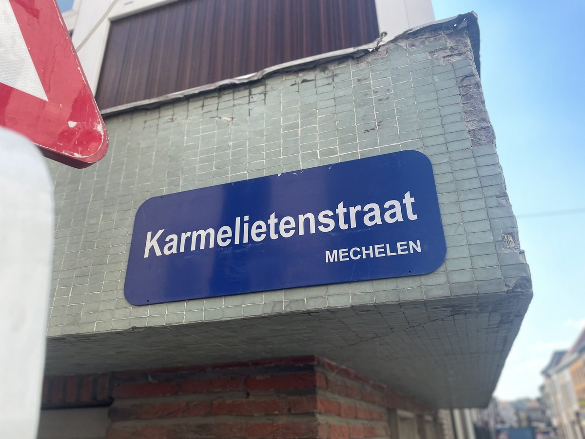 Phimsk's tweet photo. Als je hotel in de Karmelietstraat blijkt te zitten, dan weet je dat je eigenlijk wel goed zit. ☺️#karmeliet #triplekarmeliet https://t.co/EdwOZVugfm