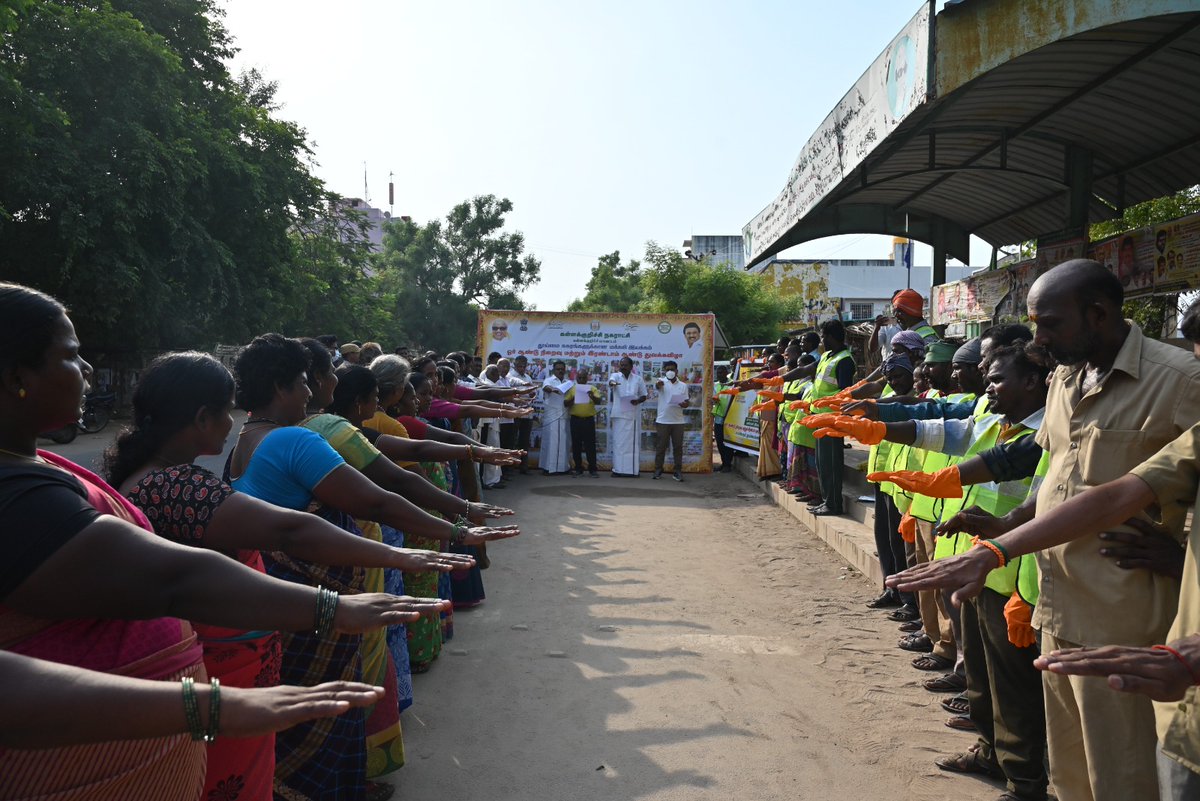 Today's Massive clean City campaign conducted in commemoration of completion of one year of the launch of campaign has begun with taking of cleanliness oath by all the participants.