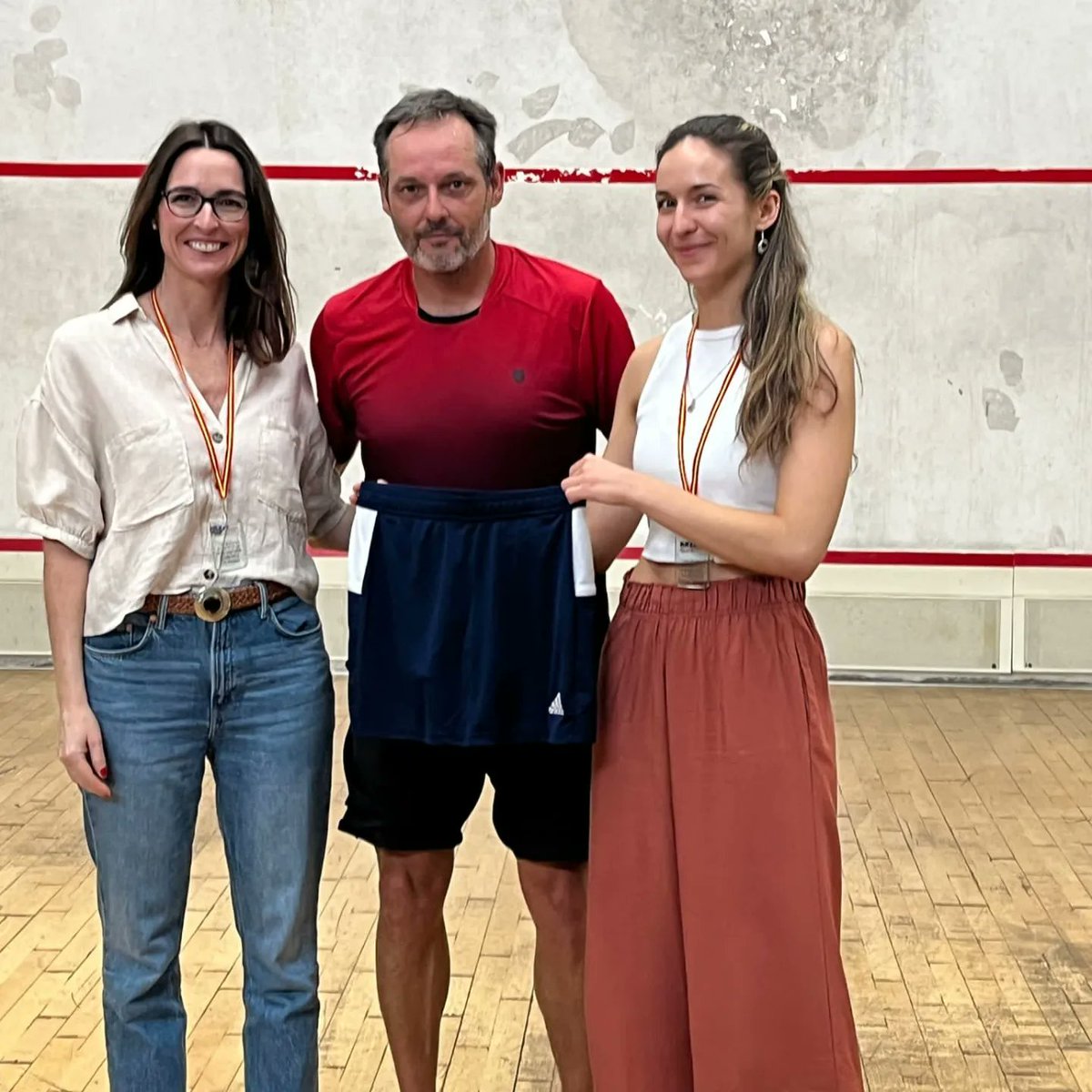 eapadel's tweet photo. Finales máster de Sevilla Squash, grupos oro, plata y bronce.
Entrega trofeos liga + máster y sorteo de regalos. https://t.co/6SaLSmh5QZ