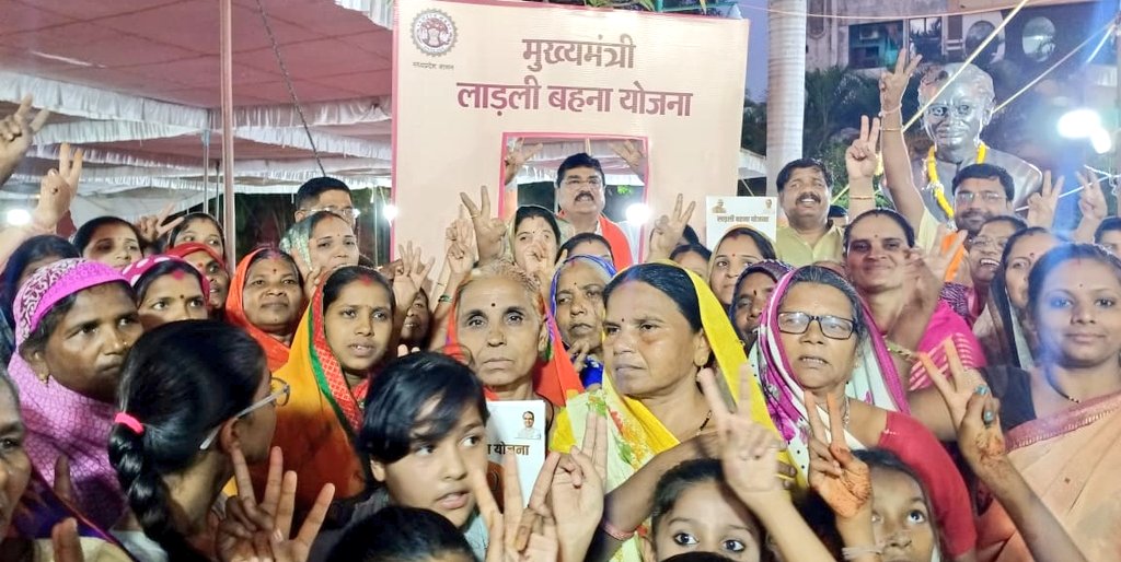 KamalPatelBJP's tweet photo. आज का दिन मध्यप्रदेश की बहनों के लिए खुशियों का दिन है।

मुख्यमंत्री श्री @ChouhanShivraj जी ने आज "मुख्यमंत्री लाड़ली बहना योजना" के तहत् मध्यप्रदेश की 1.25 करोड़ बहनों के खातों में 1-1 हज़ार रू की राशि ट्रांसफर ��ी।

माननीय मुख्यमंत्री जी के नेतृत्व में भाजपा सरकार अब प्रत्येक माह बहनों के खातों में 01 हज़ार रू की राशि डालेगी, जिससे बहनों की आर्थिक स्थिति सुधरेगी, बहनें आत्मनिर्भर बनेंगी और सम्मान भी बढ़ेगा। 

लाड़ली लक्ष्मी योजना, मुख्यमंत्री कन्या विवाह योजना और लाड़ली बहना योजना ऐसी योजनाएं हैं जिससे समाज में बहनों और  बेटियों का सम्मान बढ़ा है। 

पहले बेटियों के जन्म से ही गरीब परिवारों में इस ���ात की चिंता शुरू हो जाती थी कि बेटी की शादी कैसे होगी। लेकिन "मुख्यमंत्री कन्या विवाह योजना" के लागू होने से गरीब परिवारों की यह चिंता दूर हो गई है। अब बेटियों के जन्म पर खुशियां मनाई जाती है। लाड़ली लक्ष्मी योजना के तहत बेटी के जन्म के समय ही उसके लखपति होने की गारंटी हो जाती है। प्रदेश सरकार ने पंचायत निर्वाचन, नगरीय निकाय निर्वाचन और सरकारी नौकरी में बहनों को आरक्षण दिया है, जिससे स्थानीय निकायों और शासकीय नौकरियों में महिलाओं का प��रतिनिधित्व बढ़ा है।

सभी बहनों को मेरी ओर से हार्दिक बधाई!!