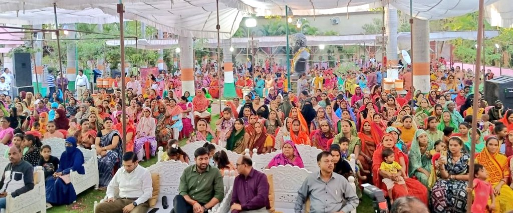 KamalPatelBJP's tweet photo. आज का दिन मध्यप्रदेश की बहनों के लिए खुशियों का दिन है।

मुख्यमंत्री श्री @ChouhanShivraj जी ने आज "मुख्यमंत्री लाड़ली बहना योजना" के तहत् मध्यप्रदेश की 1.25 करोड़ बहनों के खातों में 1-1 हज़ार रू की राशि ट्रांसफर ��ी।

माननीय मुख्यमंत्री जी के नेतृत्व में भाजपा सरकार अब प्रत्येक माह बहनों के खातों में 01 हज़ार रू की राशि डालेगी, जिससे बहनों की आर्थिक स्थिति सुधरेगी, बहनें आत्मनिर्भर बनेंगी और सम्मान भी बढ़ेगा। 

लाड़ली लक्ष्मी योजना, मुख्यमंत्री कन्या विवाह योजना और लाड़ली बहना योजना ऐसी योजनाएं हैं जिससे समाज में बहनों और  बेटियों का सम्मान बढ़ा है। 

पहले बेटियों के जन्म से ही गरीब परिवारों में इस ���ात की चिंता शुरू हो जाती थी कि बेटी की शादी कैसे होगी। लेकिन "मुख्यमंत्री कन्या विवाह योजना" के लागू होने से गरीब परिवारों की यह चिंता दूर हो गई है। अब बेटियों के जन्म पर खुशियां मनाई जाती है। लाड़ली लक्ष्मी योजना के तहत बेटी के जन्म के समय ही उसके लखपति होने की गारंटी हो जाती है। प्रदेश सरकार ने पंचायत निर्वाचन, नगरीय निकाय निर्वाचन और सरकारी नौकरी में बहनों को आरक्षण दिया है, जिससे स्थानीय निकायों और शासकीय नौकरियों में महिलाओं का प��रतिनिधित्व बढ़ा है।

सभी बहनों को मेरी ओर से हार्दिक बधाई!!