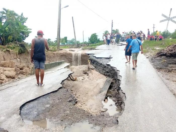 Intensas lluvias afectan la región oriental de #Cuba, todo nuestro apoyo a las familias y amigos que allí tenemos. 
#FuerzaCamagüey que es nuestra provincia más afectada.
#FuerzaCuba