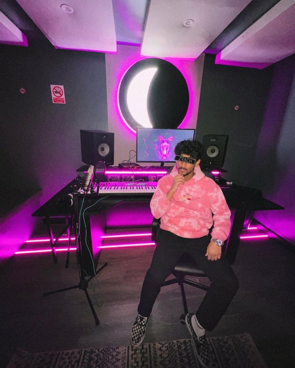 Have you got that weekend feeling?

We certainly have at all nighter studio and so does @zvachmusic3

What are you weekend plans? Why not book some time in one of our rooms and get creative !!

#allnighterstudios #weekend #creative #musicstudio #london