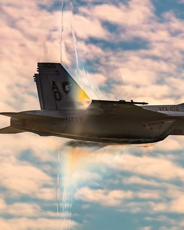 Avión a punto de romper la barrera del sonido. 🤯✈️

Esta espectacular fotografía en primer plano muestra las "líneas de ondas de choque" producidas por el avión a medida que se va acercando a la velocidad del sonido.

Cuando una aeronave va a una velocidad transónica (próxima a