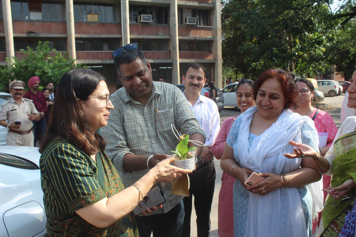gh5_pu's tweet photo. *Beat Plastic*Plant Life*
Potted plants presented to Hon'ble Vice Chancellor, Dean Student Welfare (DSW), DSW_Women, Associate DSW
@OfficialPU @sembi_jk 
#beatplasticpollution
#BeatPlasticPlantLife
#WorldEnvironmentDay2023 https://t.co/2rKdcah7sV