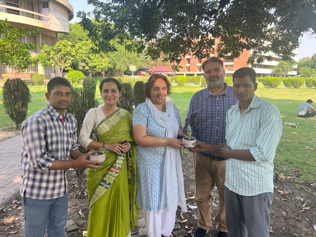 gh5_pu's tweet photo. *Beat Plastic*Plant Life*
Potted plants presented to Hon'ble Vice Chancellor, Dean Student Welfare (DSW), DSW_Women, Associate DSW
@OfficialPU @sembi_jk 
#beatplasticpollution
#BeatPlasticPlantLife
#WorldEnvironmentDay2023 https://t.co/2rKdcah7sV